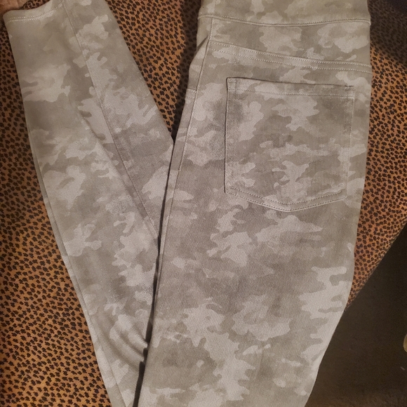 🚫🚫SOLD🚫🚫Spanx camo jeanish - Picture 3 of 5